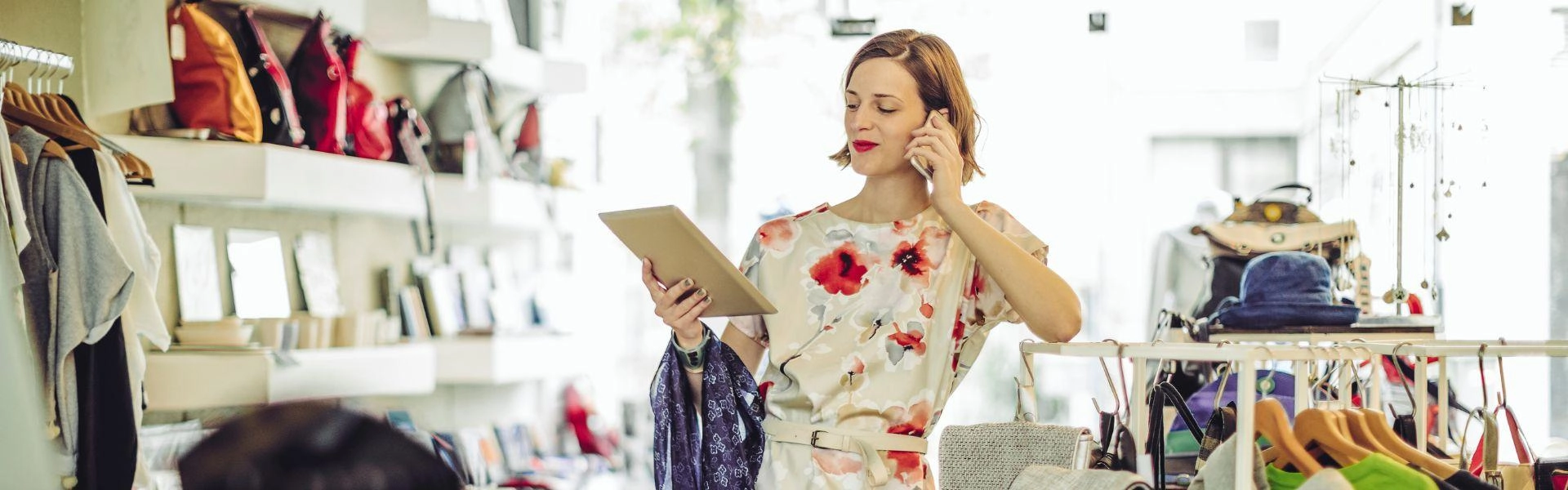 Dona de um pequeno negócio falando no telefone celular.