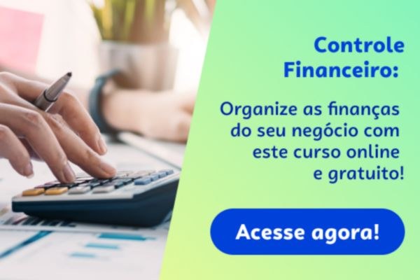 Mão usando calculadora sobre mesa com documentos. Texto: "Controle Financeiro: Organize as finanças com este curso online gratuito! Acesse agora!"